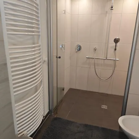Haus 2 Etagen Garten 1 Badezimmer,1 Gaeste Wc 200 Qm 5 Betten Gehoben Mit Garten شقة