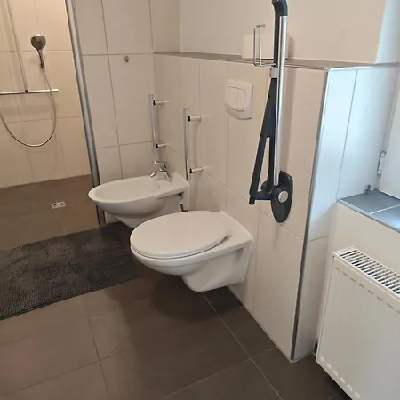شقة Haus 2 Etagen Garten 1 Badezimmer,1 Gaeste Wc 200 Qm 5 Betten Gehoben Mit Garten *