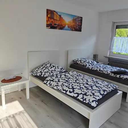 Haus 2 Etagen Garten 1 Badezimmer,1 Gaeste Wc 200 Qm 5 Betten Gehoben Mit Garten شقة كرويتستال