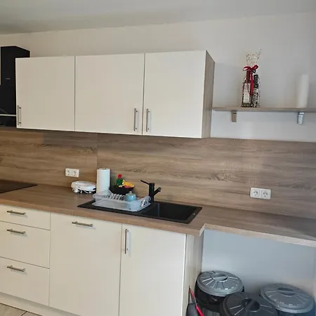 Haus 2 Etagen Garten 1 Badezimmer,1 Gaeste Wc 200 Qm 5 Betten Gehoben Mit Garten شقة كرويتستال