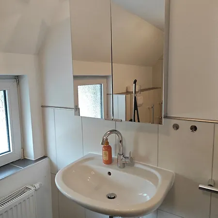 Haus 2 Etagen Garten 1 Badezimmer,1 Gaeste Wc 200 Qm 5 Betten Gehoben Mit Garten