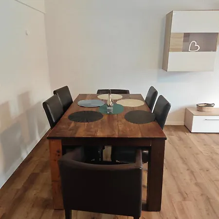 Haus 2 Etagen Garten 1 Badezimmer,1 Gaeste Wc 200 Qm 5 Betten Gehoben Mit Garten شقة