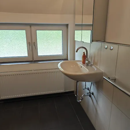 Haus 2 Etagen Garten 1 Badezimmer,1 Gaeste Wc 200 Qm 5 Betten Gehoben Mit Garten كرويتستال