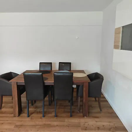 Haus 2 Etagen Garten 1 Badezimmer,1 Gaeste Wc 200 Qm 5 Betten Gehoben Mit Garten شقة *