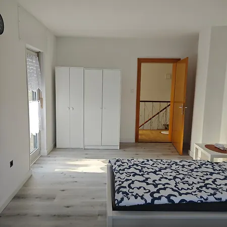 شقة Haus 2 Etagen Garten 1 Badezimmer,1 Gaeste Wc 200 Qm 5 Betten Gehoben Mit Garten *