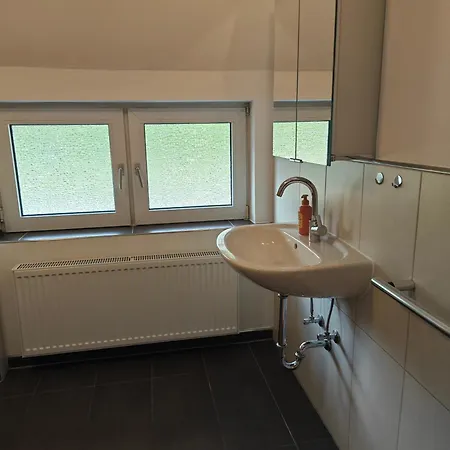 Haus 2 Etagen Garten 1 Badezimmer,1 Gaeste Wc 200 Qm 5 Betten Gehoben Mit Garten كرويتستال