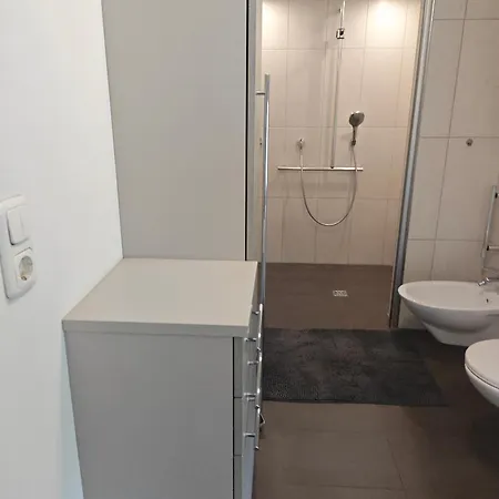 Haus 2 Etagen Garten 1 Badezimmer,1 Gaeste Wc 200 Qm 5 Betten Gehoben Mit Garten