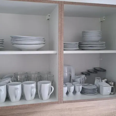 Haus 2 Etagen Garten 1 Badezimmer,1 Gaeste Wc 200 Qm 5 Betten Gehoben Mit Garten شقة