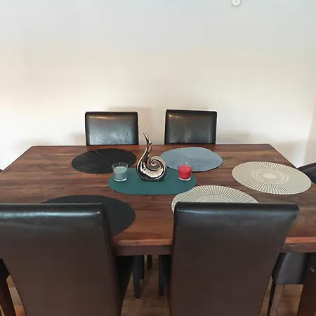 Haus 2 Etagen Garten 1 Badezimmer,1 Gaeste Wc 200 Qm 5 Betten Gehoben Mit Garten شقة *