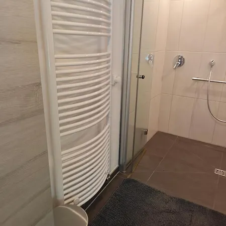 شقة Haus 2 Etagen Garten 1 Badezimmer,1 Gaeste Wc 200 Qm 5 Betten Gehoben Mit Garten *