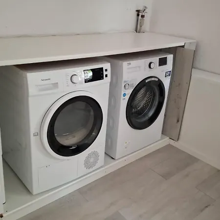 Haus 2 Etagen Garten 1 Badezimmer,1 Gaeste Wc 200 Qm 5 Betten Gehoben Mit Garten * كرويتستال