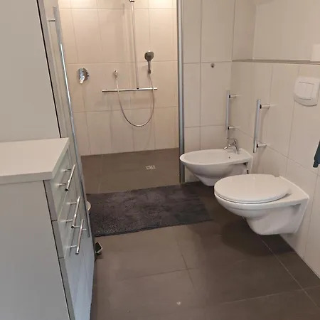 Haus 2 Etagen Garten 1 Badezimmer,1 Gaeste Wc 200 Qm 5 Betten Gehoben Mit Garten *