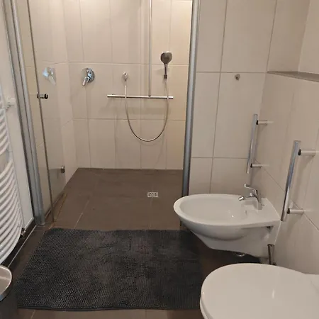 Haus 2 Etagen Garten 1 Badezimmer,1 Gaeste Wc 200 Qm 5 Betten Gehoben Mit Garten شقة *