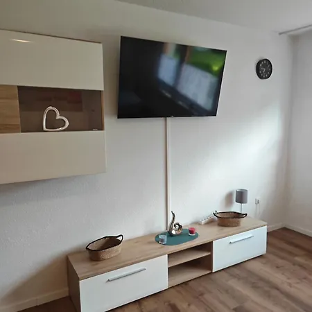 Haus 2 Etagen Garten 1 Badezimmer,1 Gaeste Wc 200 Qm 5 Betten Gehoben Mit Garten شقة