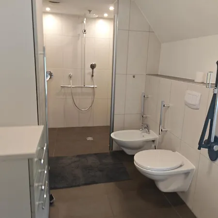 Haus 2 Etagen Garten 1 Badezimmer,1 Gaeste Wc 200 Qm 5 Betten Gehoben Mit Garten شقة *