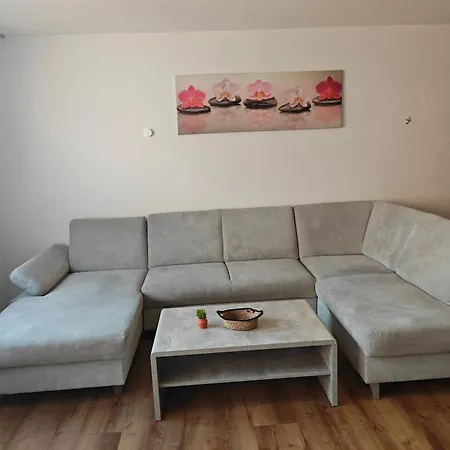 Haus 2 Etagen Garten 1 Badezimmer,1 Gaeste Wc 200 Qm 5 Betten Gehoben Mit Garten *
