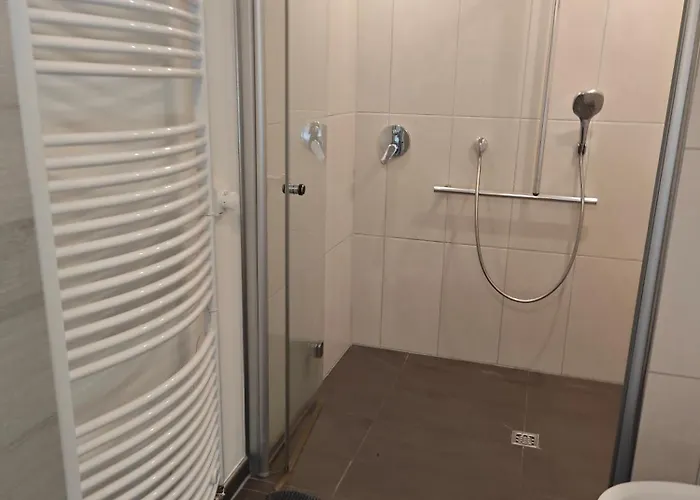 Haus 2 Etagen Garten 1 Badezimmer,1 Gaeste Wc 200 Qm 5 Betten Gehoben Mit Garten Appartamento