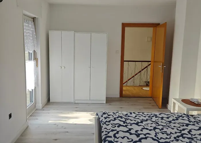 Appartamento Haus 2 Etagen Garten 1 Badezimmer,1 Gaeste Wc 200 Qm 5 Betten Gehoben Mit Garten *