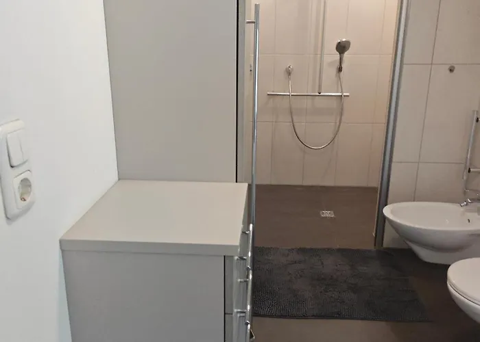 Haus 2 Etagen Garten 1 Badezimmer,1 Gaeste Wc 200 Qm 5 Betten Gehoben Mit Garten