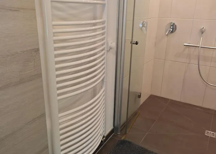 Appartamento Haus 2 Etagen Garten 1 Badezimmer,1 Gaeste Wc 200 Qm 5 Betten Gehoben Mit Garten *