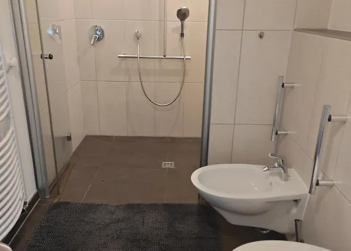 Haus 2 Etagen Garten 1 Badezimmer,1 Gaeste Wc 200 Qm 5 Betten Gehoben Mit Garten Appartamento *