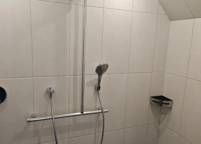 Haus 2 Etagen Garten 1 Badezimmer,1 Gaeste Wc 200 Qm 5 Betten Gehoben Mit Garten Kreuztal